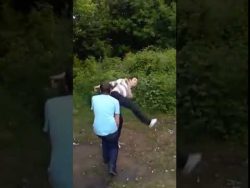 flasche vom kopf weg treten