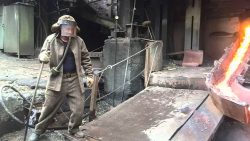 fluessiges metall anfassen auf d