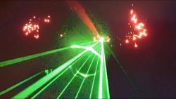 flugshow mit feuerwerk und laser