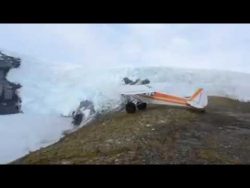 flugzeug startet von einer klipp