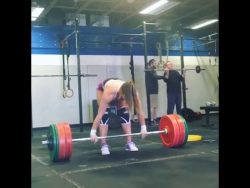 Frau beim Gewichtheben im Fitnessstudio frau beim gewichtheben im fitnes