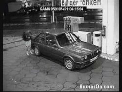 frau beim tanken an der tankstel