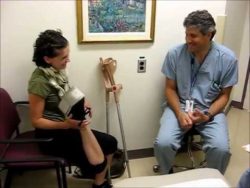 frau dreht bein um 180 grad nach