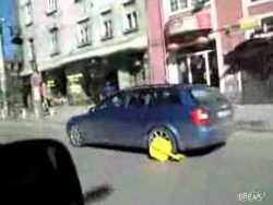 frau faehrt mit parkkralle los