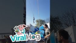 Frau fällt fast aus einem Fahrgeschäft heraus frau faellt fast aus einem fahrg