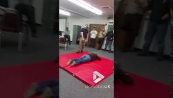 frau furzt waehrend taser traini