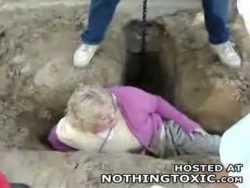 frau im strassenloch verschwunde