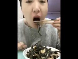 frau isst froesche nahaufnahme