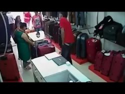 frau klaut im geschaeft