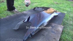 Frau lackiert ihr eigenes Auto mit Spraydosen frau lackiert ihr eigenes auto m