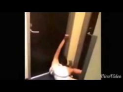 Frau läuft gegen die Tür frau laeuft gegen die tuer