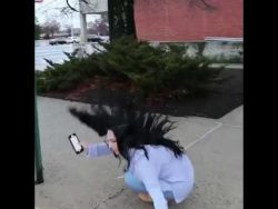 Frau läuft gegen Schild wegen Handy frau laeuft gegen schild wegen h