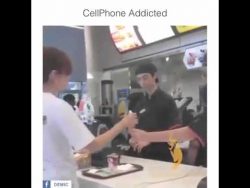 frau nimmt eis ohne waffel