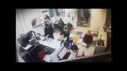 frau nutzt slip als mund nase ma