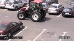 Frau parkt mit einen Traktor vor Einkaufcenter und baut Unfall frau parkt mit einen traktor vor