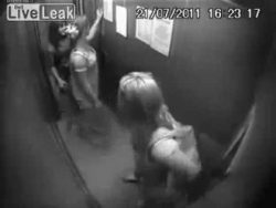 Frau pinkelt in den Fahrstuhl frau pinkelt in den fahrstuhl