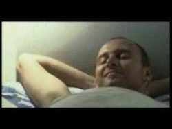 frau quetscht mann im bett aus