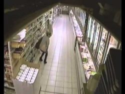 Frau scheißt im Supermarkt auf den Boden