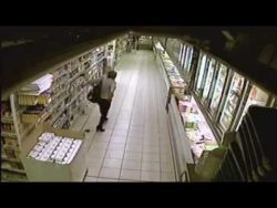 frau scheisst in den fahrstuhl