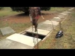 Frau stollpert auf dem Gehweg frau stollpert auf dem gehweg