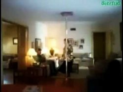 frau tanzt an stange fuer den ma