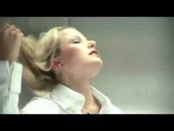 frau und mann im fahrstuhl