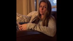 Frau versucht sauer zu sein frau versucht sauer zu sein