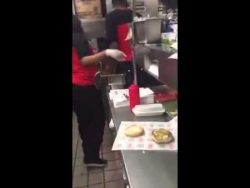 Frau verunreinigt absichtlich das Essen frau verunreinigt absichtlich da