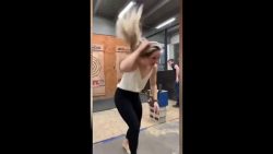 frau wirft axt fail