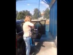 frauen beim autowaschen