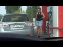 Frauen beim Tanken an der Tankstelle frauen beim tanken an der tankst