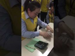 frauen zaehlen buendelweise geld