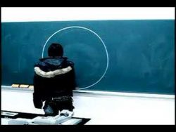 Freihändig einen Kreis zeichnen an der Tafel freihaendig einen kreis zeichnen