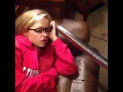 freundin mit einem staubsauger w