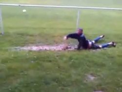 fussballer beim schwimmtraining