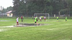 Fußballspiel auf einem überschwemmten Platz fussballspiel auf einem uebersch