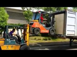 Gabelstapler hebt einen anderen Gabelstapler gabelstapler hebt einen anderen