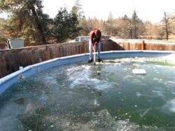 gefrorener pool ist doch sehr ka