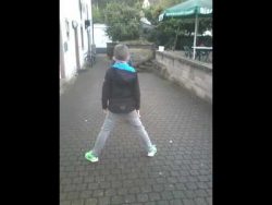 Geiler Trick und dann voll in die Eier geiler trick und dann voll in di