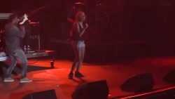 girl darf auf der buehne mit ken