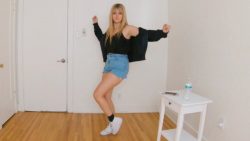 girl tanzt und schlange oeffnet