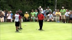 golfer zeigt wie es geht