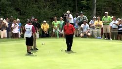 golfer zeigt wie es geht