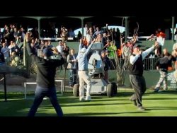 golfroboter schlaegt ein hole in