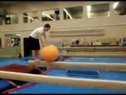 gymnastikball auf dem balken