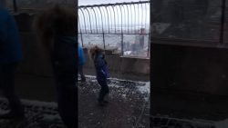 haare des maedchen wehen im wind