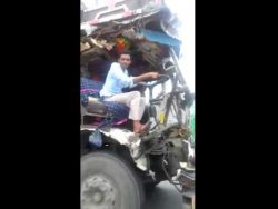 halber lkw auf der strasse unter