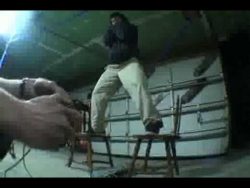 hammer tritte in die eier