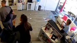 hirsch stuerzt durch fenster des