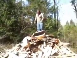 Holzhaufen mit Benzin anzünden FAIL holzhaufen mit benzin anzuenden